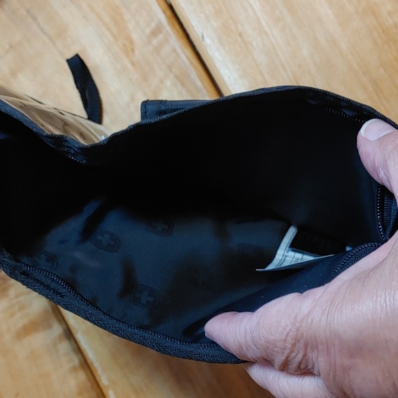 SwissGear Versatile Compact Nylon Travel Bag - Picture 11 of 14